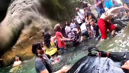 Şelalenin Güzelliği Sosyal Mesafeyi Unutturdu