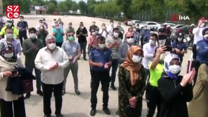 Düğün hediyesi olarak kelepçe taktı