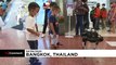 Tayland'da alışveriş merkezine konulan robot köpek, müşterilere el jeli dağıtıyor
