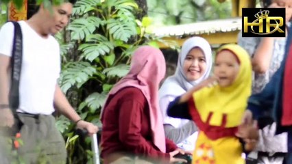 Anak kecil telfonan sama pacar di tempat umum.  Lihat reaksi orang-orang di sekitar.!!