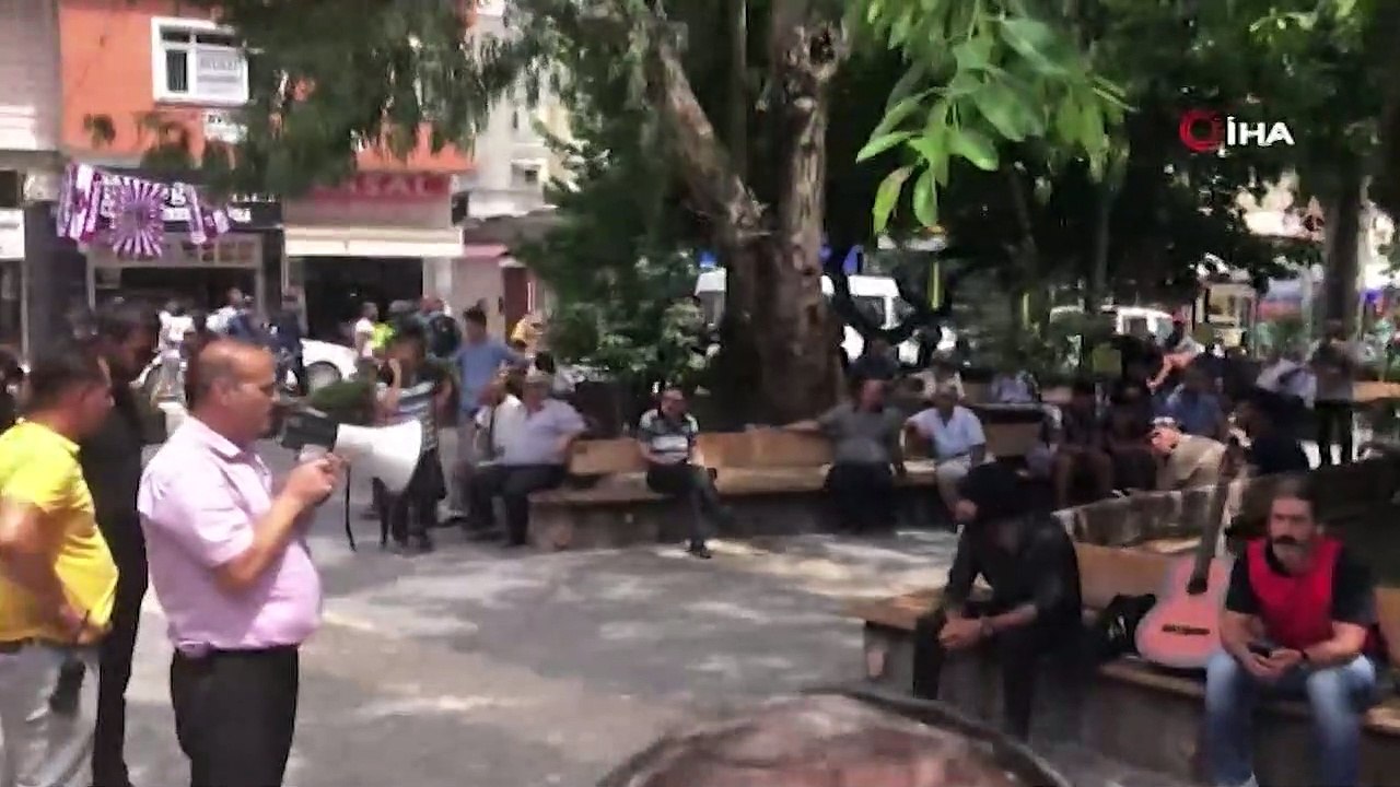 Grup Yorum şarkıları söyleyen 4 kişi, 'izinsiz konser verdikleri' gerekçesiyle gözaltına alındı