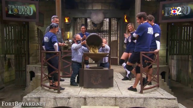 Fort Boyard 2020 : séquence de la Pesée avec la présentation des boyards de collection avec Passe-Partout et Passe-Muraille
