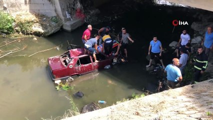 Otomobil köprüden dereye uçtu