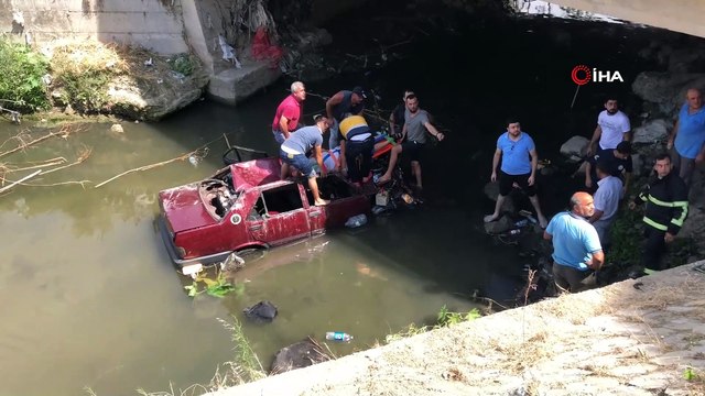Otomobil köprüden dereye uçtu