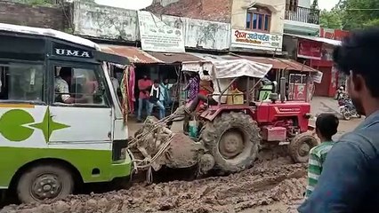 सड़क का हाल बद से बदतर, ट्रैक्टर से खींच कर निकली गड्ढे में फंसी बस