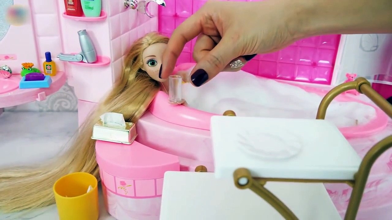 Barbie Doll Bubble Bath Shower Time! Barbie Puppe Schaumbad Duschzeit