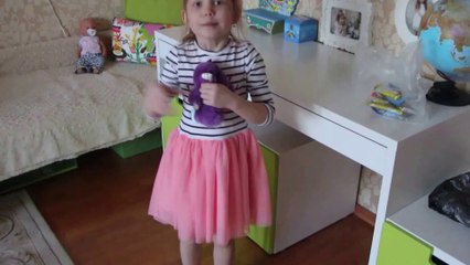 Isabella Mostrando suas Cartinhas