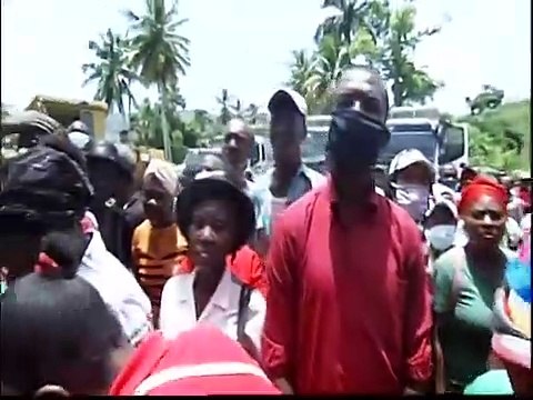 Eric Jean-Baptiste distribye semans pwa bay abitan nan komin plaisance du Sud nan depatman Nippes