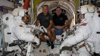 NASA’ya bağlı astronotlardan uzay yürüyüşü