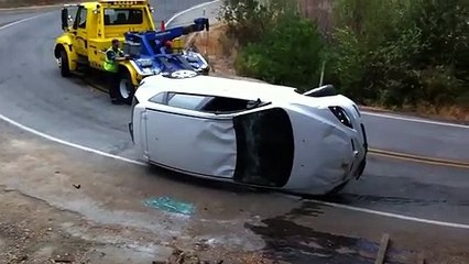 Ce dépanneur n'est vraiment pas habile avec son camion