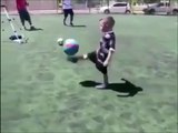 Si jeune et si bon avec un ballon : surdoué du foot