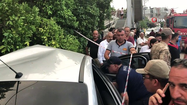Kaldırımda yürüyen kadına otomobil çarptı, mahalle halkı yolu trafiğe kapattı