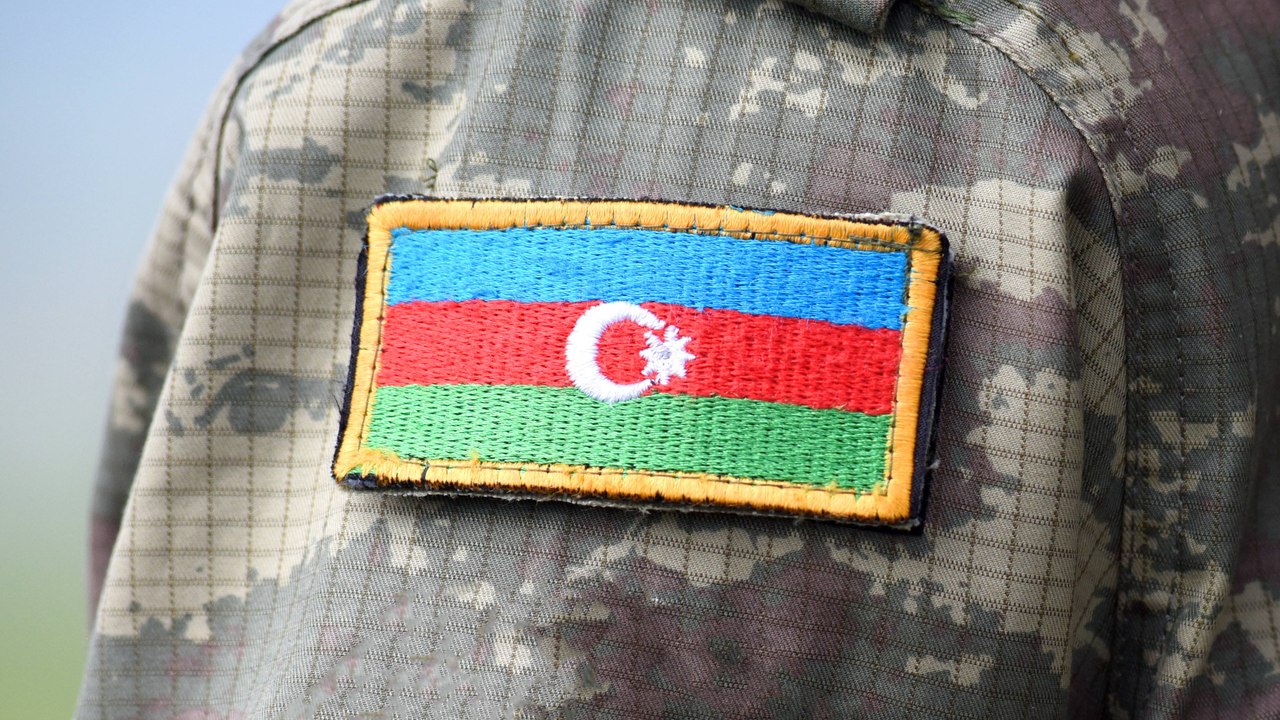 Azerbaycan, Ermenistan’a ait kışlayı vurdu