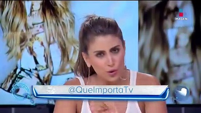 Thalía inventa lentes con tenedores y cuchillos