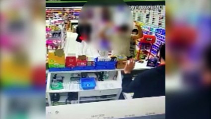 Com capuz e máscara, ladrão saca arma e realiza assalto; Veja o vídeo