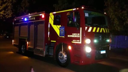 Após batida contra moto, carro atinge poste no Centro; motociclista ficou ferido