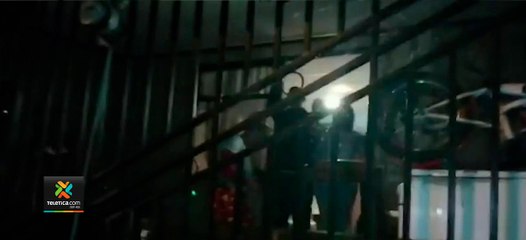 tn7-Videos-muestran-violencia-con-que-reciben-a-policías-cuando-intervienen-fiestas-160720