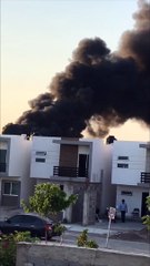 ¡Queman llantas y maleza! Enorme columna de humo se eleva al poniente de Culiacán