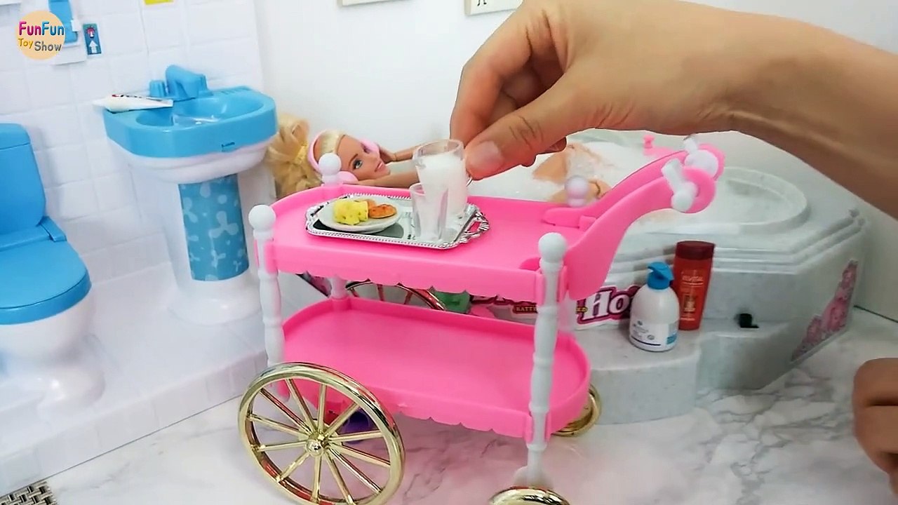 Barbie doll Shower Time! Waktu mandi boneka Barbie! Barbie boneca Tempo