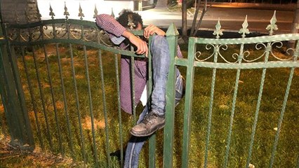 Ankara’da demir korkuluklara sıkışan kişiyi taksiciler kurtardı