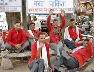 दूसरों का बोझ उठाने वाले कुलियों की रोजी-रोटी पर संकट, कोरोना के कारण ट्रेनों का आवागमन कम होने से किया पलायन