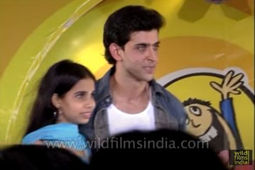 Hrithik Roshan gives autographs for young Indian Bollywood fans