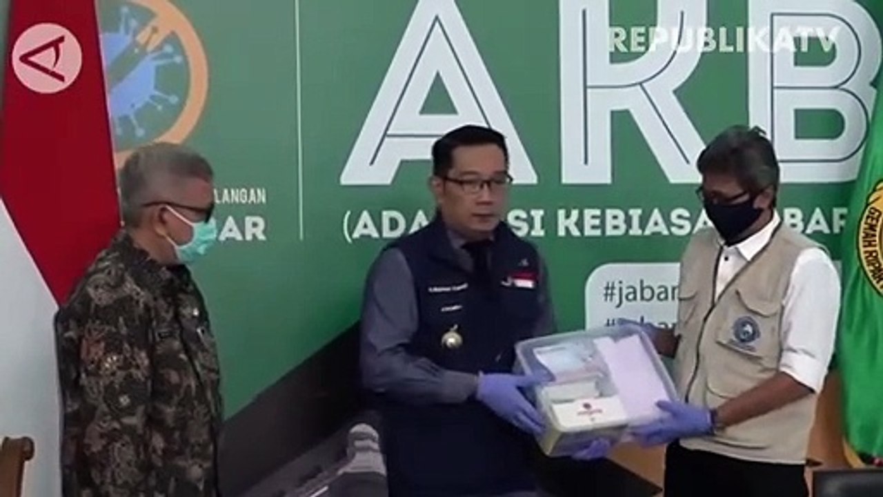 Umat muslim menata daging kurban di atas daun jati sebelum didistribusikan saat perayaan Idul Adha.