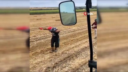 Sıcaktan bunalınca tarlada göbek atıp oynadılar