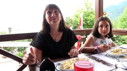 Öğle yemeğini yemek için Çalıkuşu Feride’nin köyüne gidiyorlar