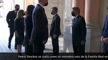 Nueva pifia de protocolo del 'patoso' Pedro Sánchez: se colocó al lado de la Familia Real para el saludo a las autoridades