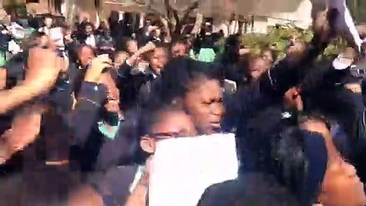 [SOCIÉTÉ]AFRIQUE DU SUD : DES LYCÉENNES MANIFESTENT POUR POUVOIR PORTER LEURS CHEVEUX AU NATURELPour lire l'article : http://negronews.fr/2016/08/29/societe-afrique-du-sud-une-petition-pour-autoriser-les-cheveux-afro/