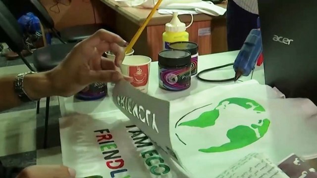 غزة.. مبادرة شبابية تعيد تدوير الملابس القديمة وتحولها إلى أكياس صديقة للبيئة