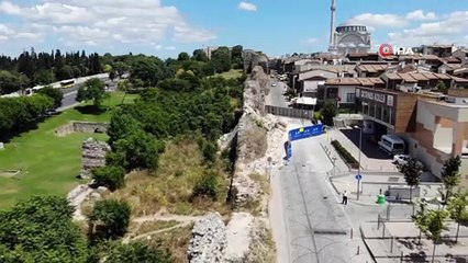 İstanbul surları çöküyor...Karagümrük'te çöken sur etrafa tehlike saçıyor