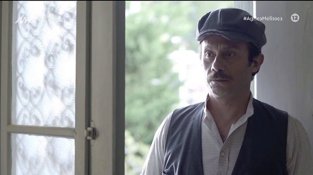 Άγριες Μέλισσες:Η απόλυτη γκάφα-Το ποτήρι με καφέ και το κινητό σε πρώτο πλάνο