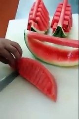 Il réalise de magnifiques œuvres d’art avec des pastèques.