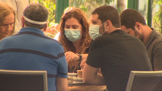 Cataluña prohíbe reuniones de más de 10 y limita aforos de bares en Barcelona