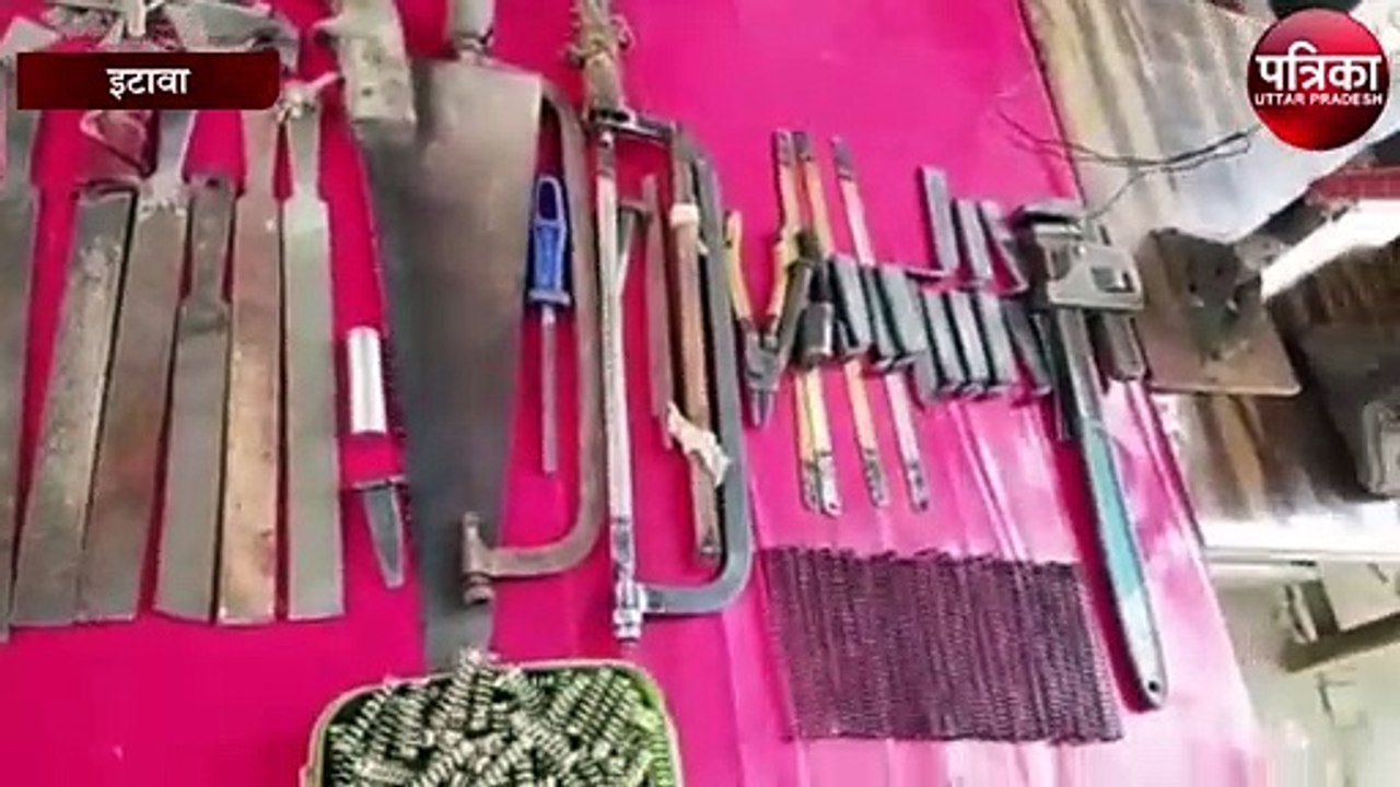 इटावा की इकदिल पुलिस ने अवैध हथियारों की फैक्ट्...