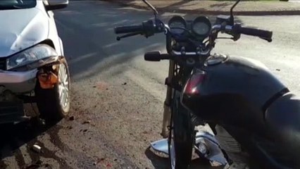Veículos sofrem danos em acidente na Rua Rio da Paz