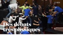 Bombes à eau et bagarre générale au parlement de Taïwan