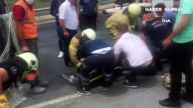 Beton mikseri sürücüsü, virajı dönmek isterken yan yattı