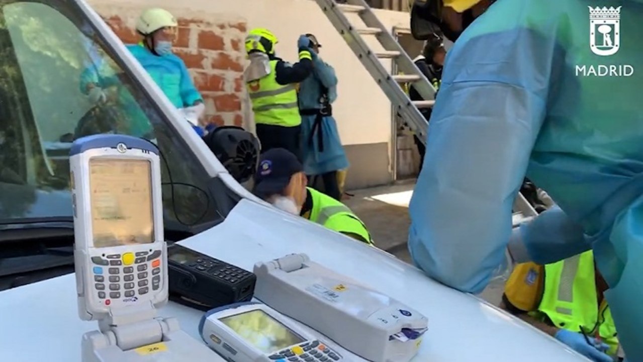 Heridos graves dos trabajadores intoxicados por los vapores de un pegamento