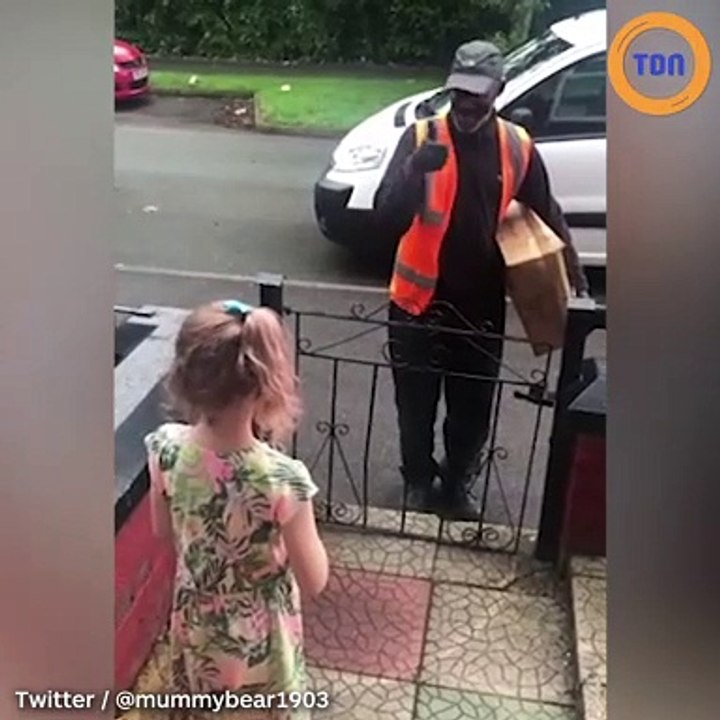 Une fillette de 8 ans apprend toute seule la langue des signes pour parler avec son facteur sourd