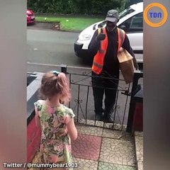 Une fillette de 8 ans apprend toute seule la langue des signes pour parler avec son facteur sourd