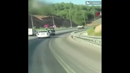 Otomobilin camından sarkan kadınların pes dedirten yolculuğu!