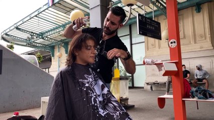 Ο Γάλλος κουρέας των αστέγων που αλλάζει το βλέμμα των άλλων για τους ανθρώπους του δρόμου