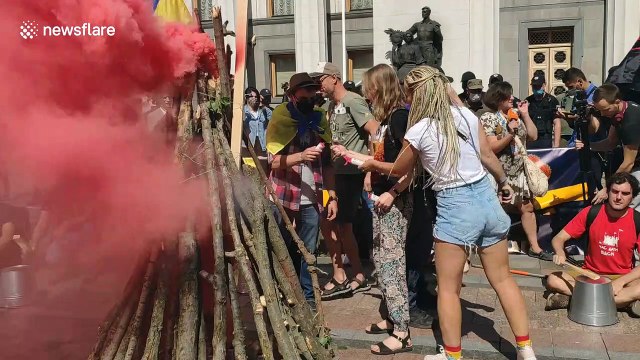 Kiev protesters light 'fire' against legislation that would affect teaching of Ukrainian language in schools