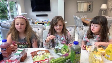 Sophia Isabella e Alice Saboreando Frutas