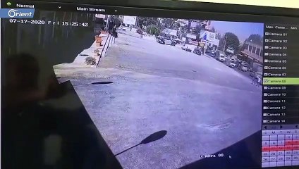 خلّفت مجزرة .. شاحنة تدهس مجموعة سيارات وأكشاك للباعة في لبنان