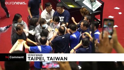 Tömegverekedés volt a tajvani parlamentben