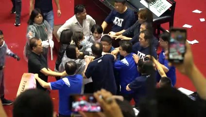 Golpes y hasta globos de agua en el parlamento de Taiwán